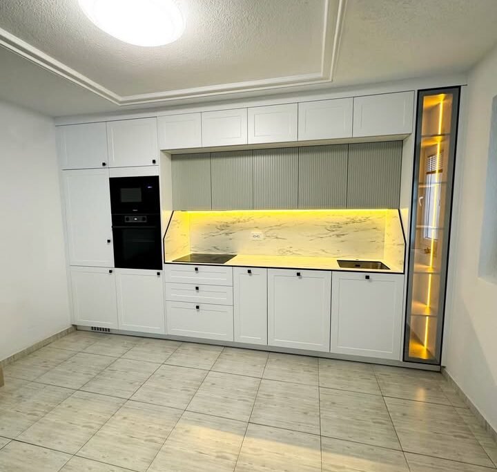 Kuzhinë moderne minimaliste në ngjyrë të bardhë dhe druri, me doreza të integruara, Mobileria XONI Ferizaj
