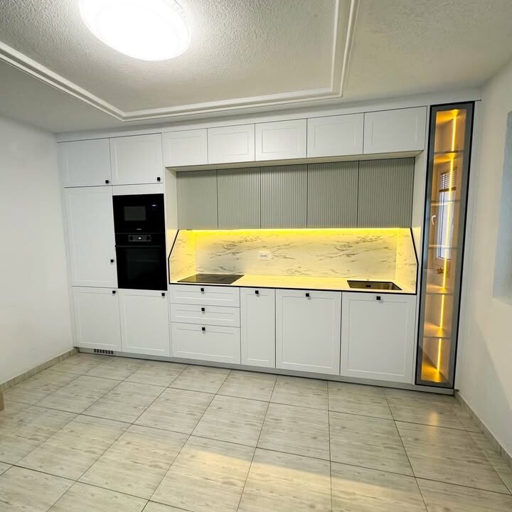 Kuzhinë moderne minimaliste në ngjyrë të bardhë dhe druri, me doreza të integruara, Mobileria XONI Ferizaj