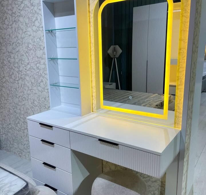Detaj i komodinës me llambë në dhomë gjumi moderne