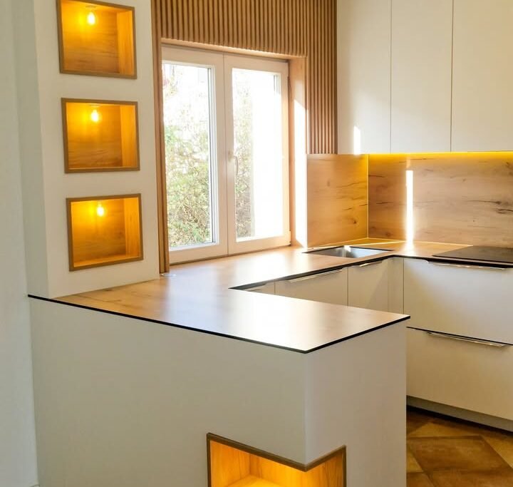 Pamje e detajuar e kabineteve të kuzhinës moderne me doreza inox
