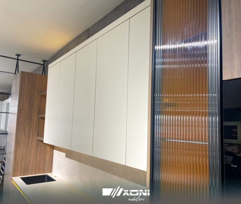 Kuzhinë moderne me ngjyra neutrale dhe aksesorë prej çeliku inox