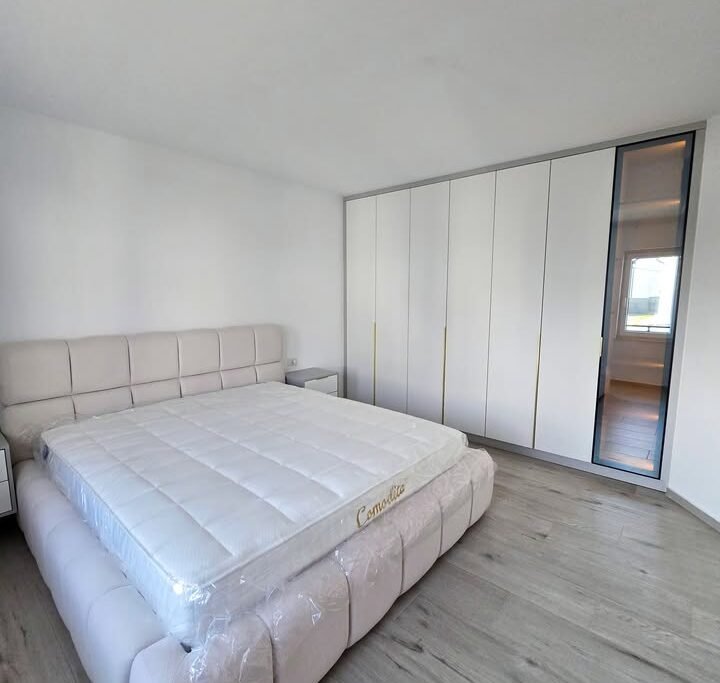 Dhomë gjumi me ngjyra të lehta dhe të ngrohta në Mobileria XONI Ferizaj