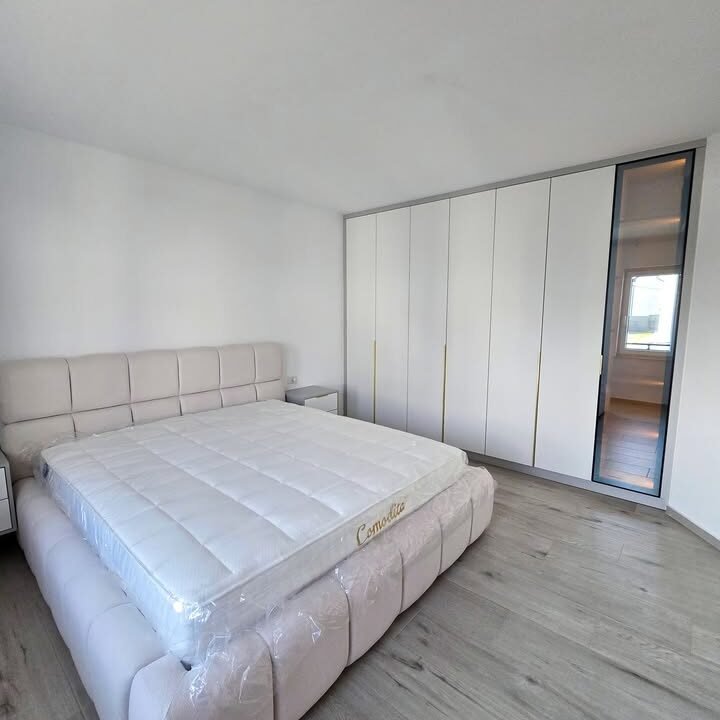 Dhomë gjumi me ngjyra të lehta dhe të ngrohta në Mobileria XONI Ferizaj