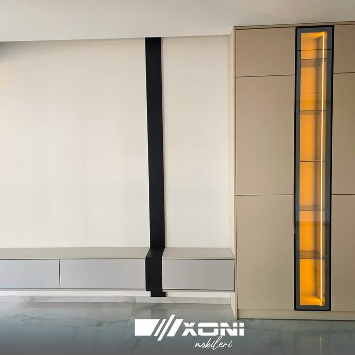 TV komodë moderne ngjyrë druri me dizajn minimalist në Mobileria XONI Ferizaj