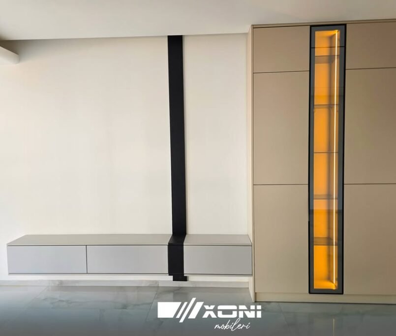 TV komodë moderne ngjyrë druri me dizajn minimalist në Mobileria XONI Ferizaj