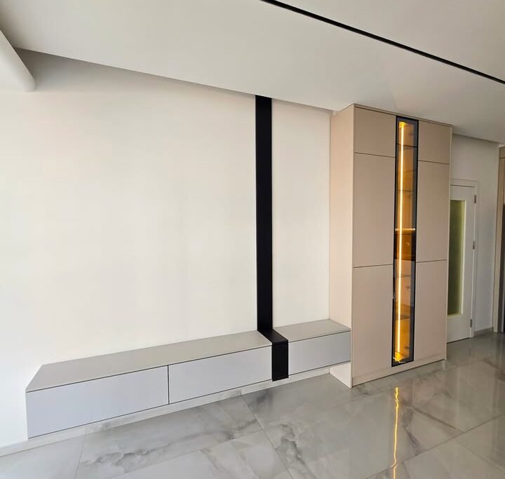 TV komodë minimalist me rafte të hapura për dekor në dhomë ndenjeje