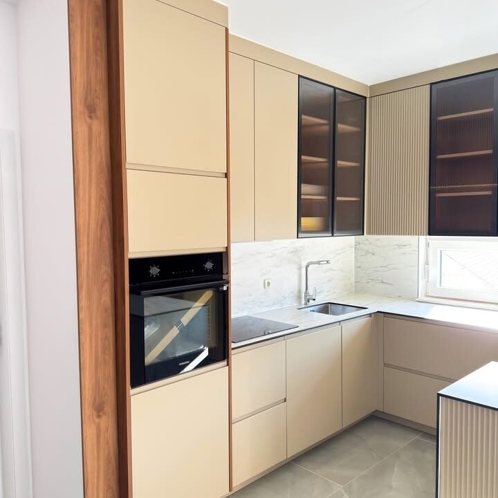 Kuzhinë moderne me dyer të bardha dhe doreza të zeza në Ferizaj
