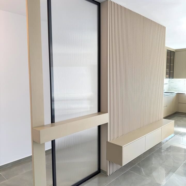 Komodë televizive moderne me panela dekoruese në Mobileria XONI, Ferizaj