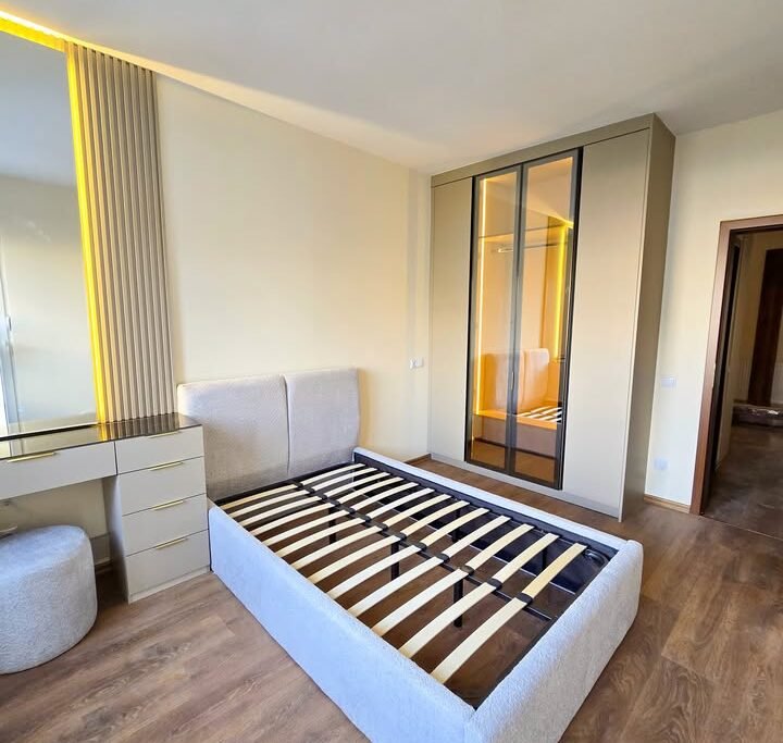 Dhomë gjumi me ngjyra të lehta dhe shtrat komod në Mobileria XONI Ferizaj