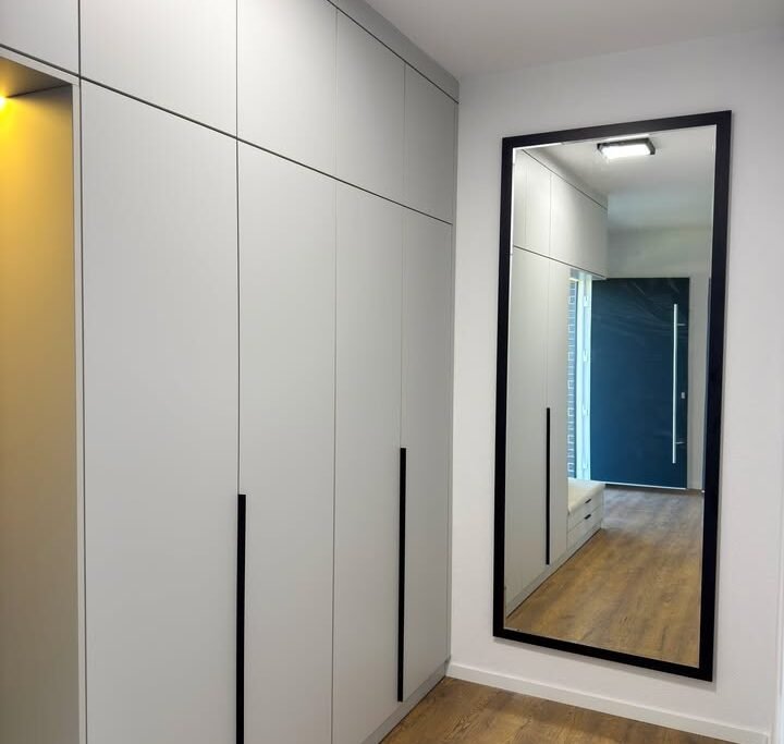 Mobilje paradhome me pasqyrë dhe ndriçim LED, stil modern