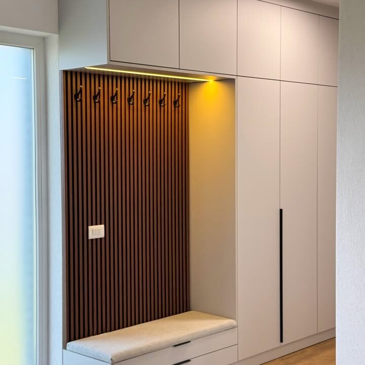 Paradhomë moderne me ngjyrë të bardhë dhe detaje druri në Mobileria XONI Ferizaj