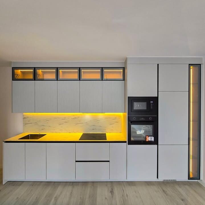Kuzhinë moderne me ngjyrë të bardhë dhe doreza të zeza, dizajn elegant në Mobileria XONI Ferizaj