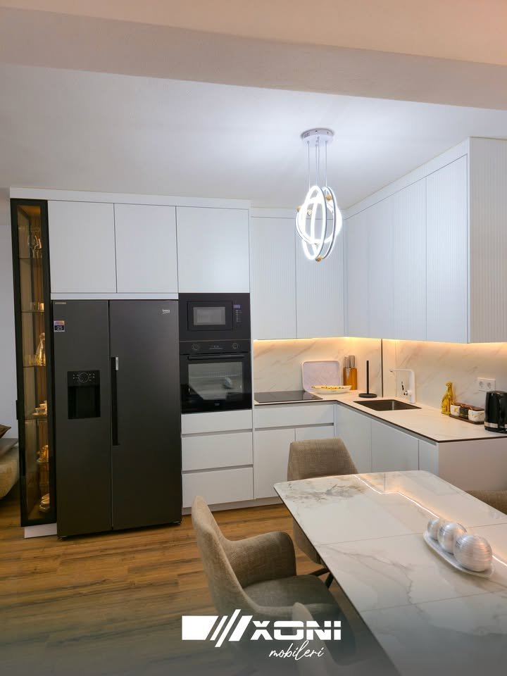 Moderne weiße Küche nach Maß mit Glasvitrine und LED-Beleuchtung – Mobileria XONI